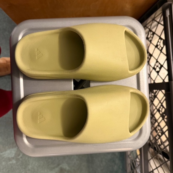 Size 8 Yeezy Slides in Resin main image 6